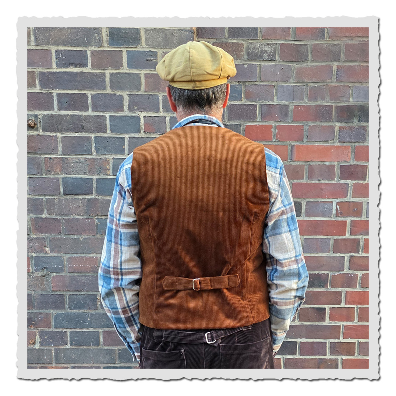 Rückenansicht der Herrenweste Retronia Erwin – braune Cordweste im Vintage-Look